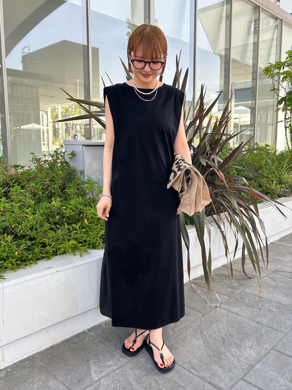 「ブラックコーデ、ワントーンコーデ、ワンピーススタイル、ワンピース、夏コーデ、夏服、ノースリーブ、ノースリーブワンピース、大人カジュアル、お出かけコーデ、おでかけコーデ、メガネ女子」｜「MICO COULIERのシルケット天竺バックティアードワンピース（ワンピース、ブラック系）」を使った、ririkaさん（レディース・157cm）の春コーディネートの1枚目の写真