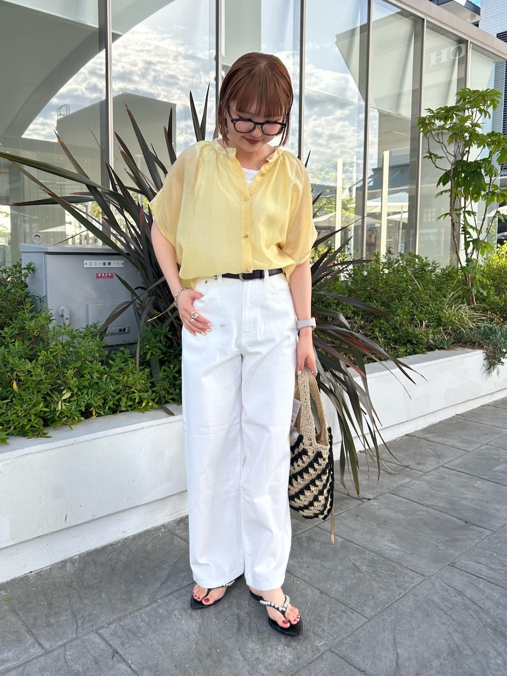 「大人カジュアル、おでかけコーデ、オトナカジュアル、春ファッション、今日のコーデ、パンツコーデ、夏コーデ、ラフコーデ、春夏、黄色、ブラウス、ブラウス×デニム、ブラウスコーデ、ホワイトデニム、イエローコーデ」｜「NOLLEY'S LIGHTの11.25ozデニムバギーパンツ（デニムパンツ、ホワイト系）」を使った、ririkaさん（レディース・157cm）の春コーディネートの1枚目の写真