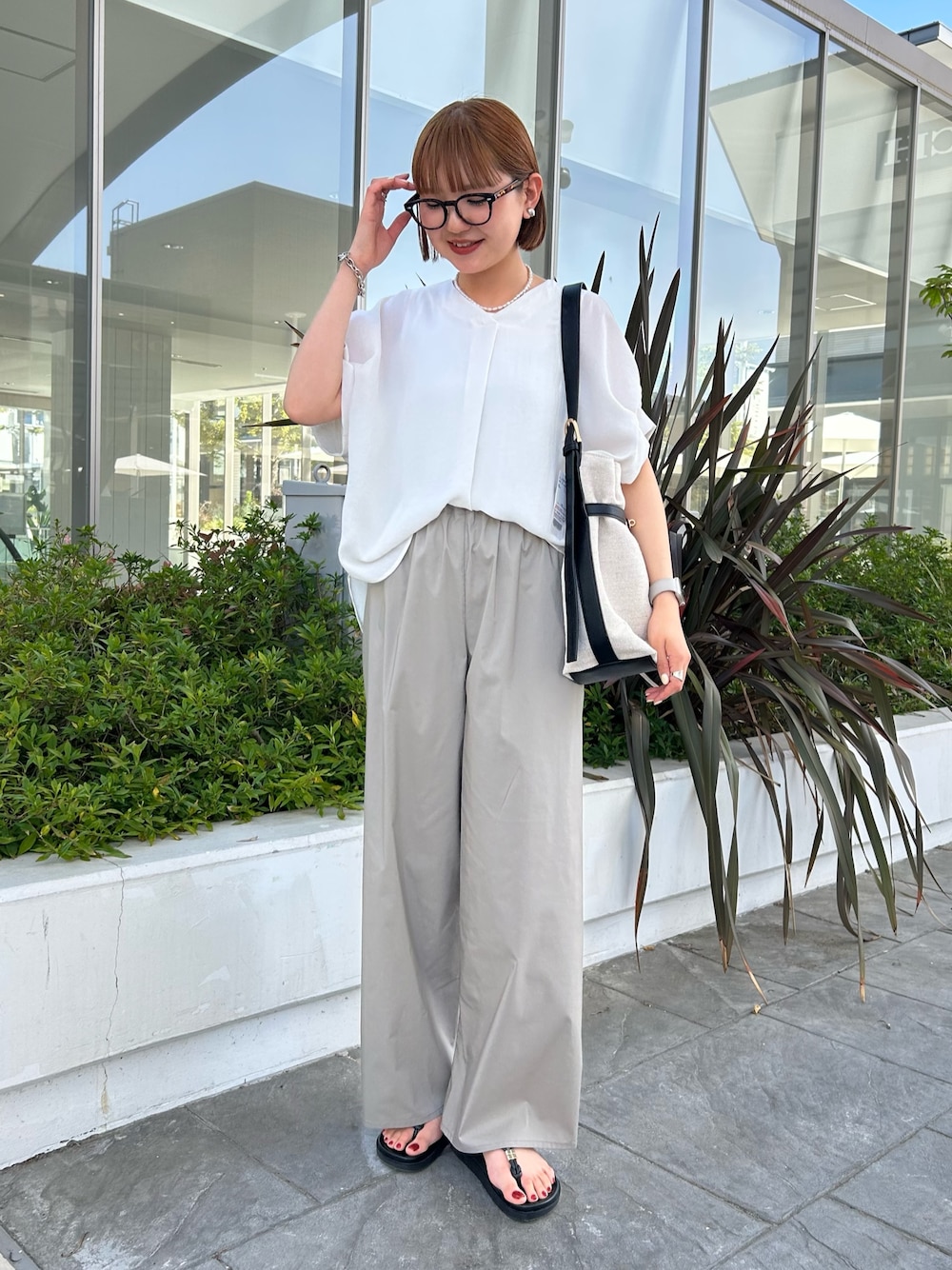 「ワイドパンツ、メガネ女子、パンツコーデ、春カラー、ラクチンコーデ、ラフコーデ、大人女子、キレイめ、着回しコーデ、春、オフィススタイル、シアートップス、夏服、カーキパンツ」｜「MICO COULIERのさらノンシームパンツ（その他パンツ、ベージュ系）」を使った、ririkaさん（レディース・157cm）の春コーディネートの1枚目の写真