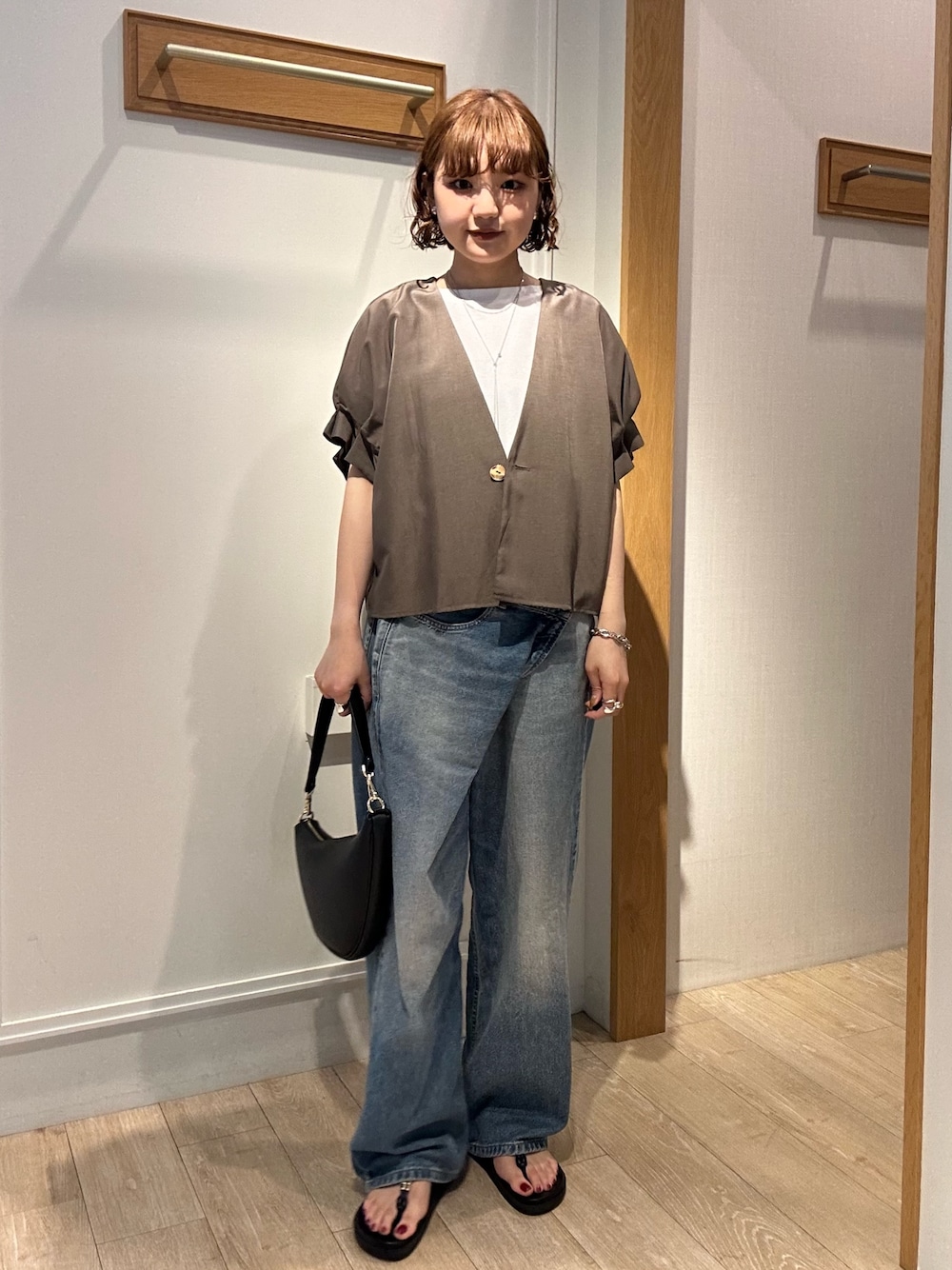 「ジャケット、ジャケットスタイル、ジャケットコーデ、ショート丈、ショート丈トップス、ショート丈アウター、ショート丈ジャケット、カジュアル、カジュアルコーデ、カジュアルスタイル、大人カジュアル、大人コーデ」｜「MICO COULIERの《セットアップ対応》トログログランタック袖ジャケット（ノーカラージャケット、グリーン系）」を使った、ririkaさん（レディース・157cm）の夏コーディネートの1枚目の写真