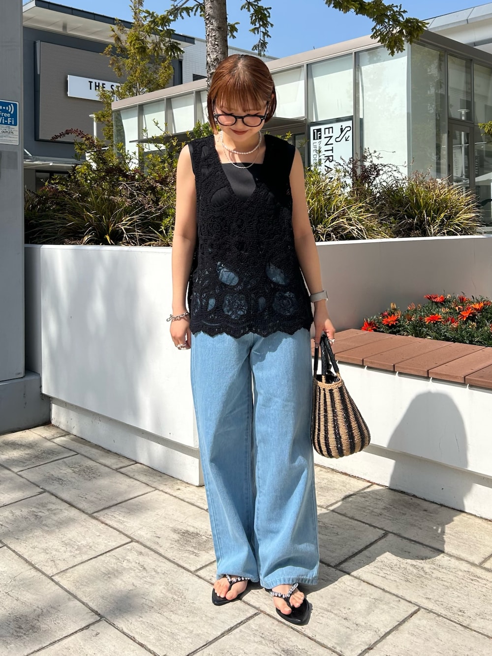 「大人カジュアル、お出かけコーデ」｜「MICO COULIERの刺繍2wayタンクトップ（シャツ/ブラウス、ブラック系）」を使った、ririkaさん（レディース・157cm）の春コーディネートの1枚目の写真