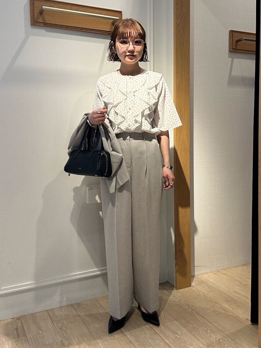 「お仕事、お仕事コーデ、お仕事スタイル、お仕事着、オフィスカジュアル、オフィススタイル、オフィスコーデ、オフィスカジュアルスタイル、スーツ、スーツスタイル、スーツコーデ、セットアップスタイル」｜「MICO COULIERのジョーゼットフリルブラウス（シャツ/ブラウス、ホワイト系）」を使った、ririkaさん（レディース・157cm）の夏コーディネートの1枚目の写真