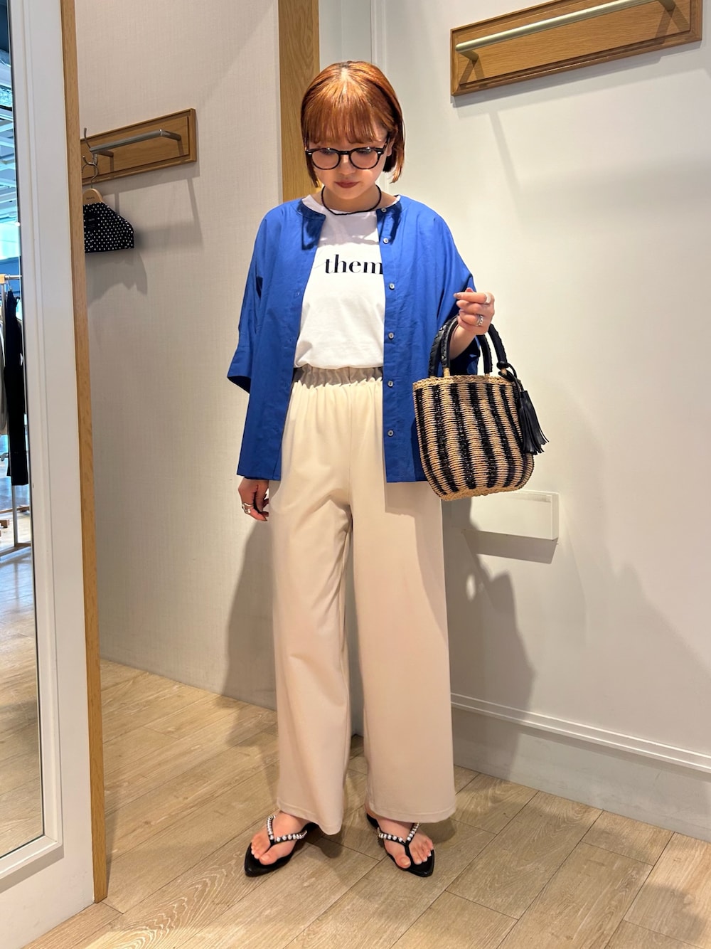 「大人カジュアル、春服コーデ、おでかけコーデ、パンツスタイル、着回しコーデ、キレイめカジュアル、ブルーコーデ、ブルーシャツ」｜「MICO COULIERのCICA配合サークルストレッチワイドパンツ（その他パンツ、ベージュ系）」を使った、ririkaさん（レディース・157cm）の春コーディネートの1枚目の写真