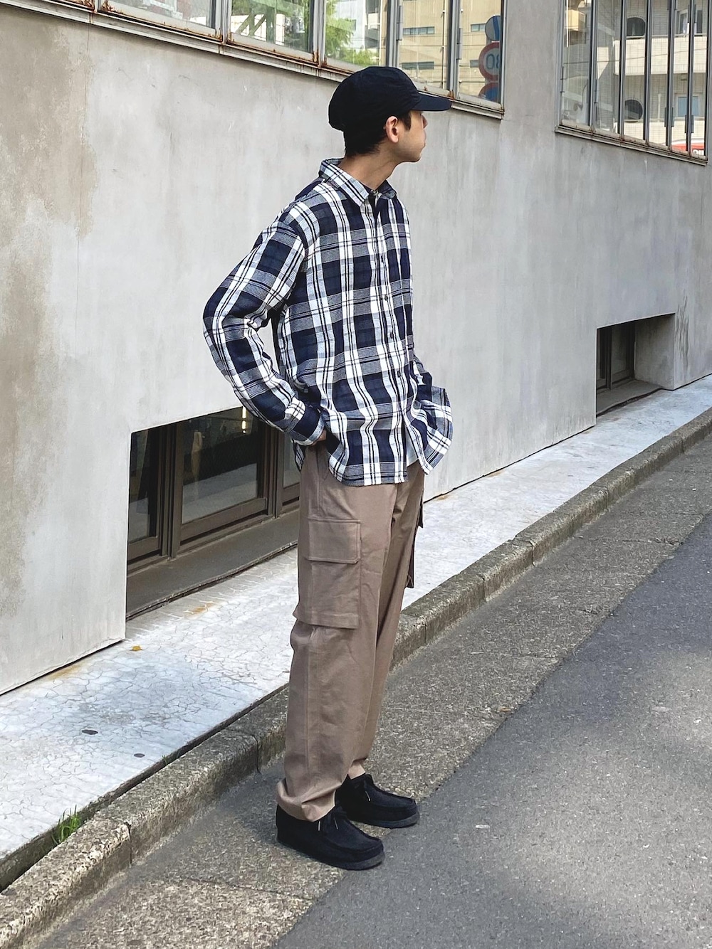 「春夏コーデ、メンズコーデ、シャツスタイル、シンプルコーデ、チェックシャツ、シャツコーデ、カーゴパンツ、ブラウンパンツ、クラークス、clarks、ciaopanicTYPY」｜「CIAOPANIC TYPYのリネンレーヨンカーゴパンツ（カーゴパンツ、ブラウン系）」を使った、KOGIさん（メンズ・175cm）の春コーディネートの1枚目の写真
