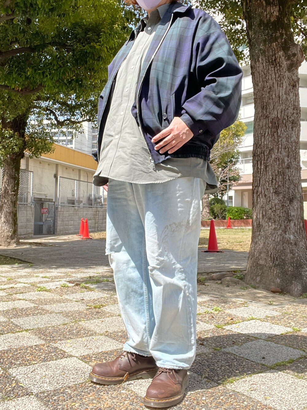 「春コーデ、MARKAWARE、スポーツジャケット、rakines、シャツ、ancellm、ダメージデニムパンツ、Dr.Martens、3ホール」｜「ancellmのアイテム（デニムパンツ、ブルー系）」を使った、SPADE25さん（レディース・167cm）の春コーディネートの1枚目の写真