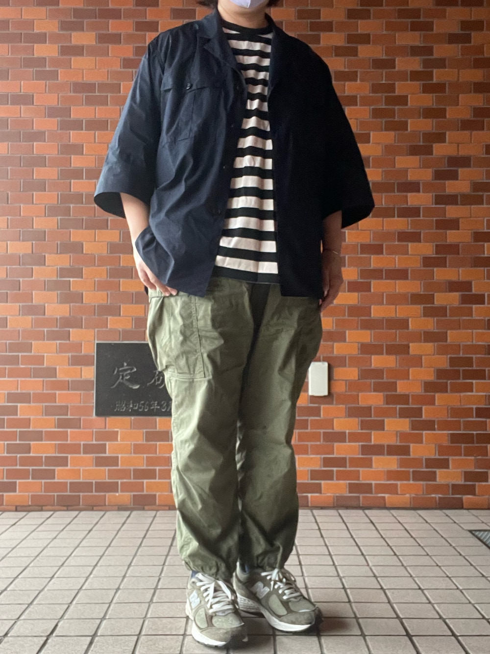 「夏コーデ、rakines、七分袖シャツ、graphpaper、ボーダーTシャツ、Corona、カーゴパンツ、Adawat’n Tuareg、バングル、New Balance、2002R」｜「CORONAのアイテム（カーゴパンツ、グリーン系）」を使った、SPADE25さん（レディース・167cm）の夏コーディネートの1枚目の写真