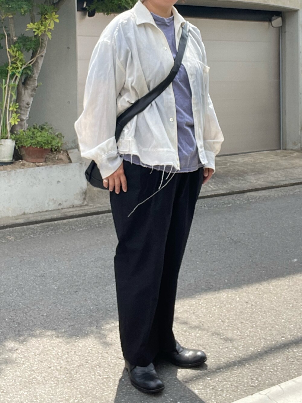 「ancellm、ブルゾン、Tシャツ、HEUGN、スラックス、CAMPER、レザーバッグ、PETROSOLAUM、レザーシューズ、mayumimurasawa、リング」｜「PETROSOLAUMのアイテム（ドレスシューズ、ブラック系）」を使った、SPADE25さん（レディース・167cm）の夏コーディネートの1枚目の写真