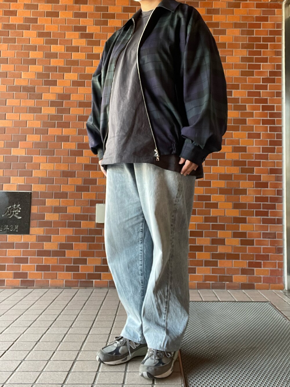 「MARKAWARE、スポーツジャケット、blurhms、ホッケーシャツ、COMOLI、ブリーチデニム、New Balance、991」｜「markawareのWIDE SPORTS JACKET（ブルゾン、ブラック系）」を使った、SPADE25さん（レディース・167cm）の春コーディネートの1枚目の写真