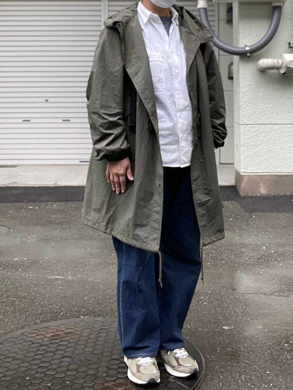 「雨の日コーデ、Porter Classic、ロールアップシャツ、デニムパンツ、モッズコート、loopwheeler、Tシャツ、New Balance、2002R」｜「PORTER CLASSICのアイテム（デニムパンツ、ブルー系）」を使った、SPADE25さん（レディース・167cm）の春コーディネートの1枚目の写真
