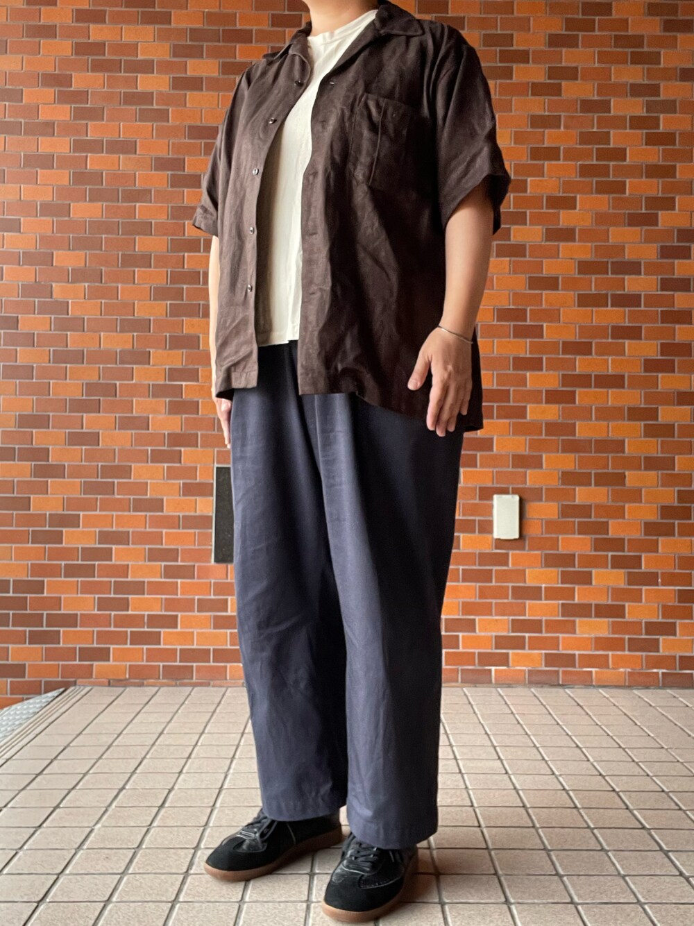 「初秋コーデ、colina、リネンシャツ、mittan、シルクT、neat、チノパン、Hender Scheme、ジャーマントレーナー、Adawat’n Tuareg、バングル」｜「NEATのアイテム（チノパンツ、ブルー系）」を使った、SPADE25さん（レディース・167cm）の秋コーディネートの1枚目の写真