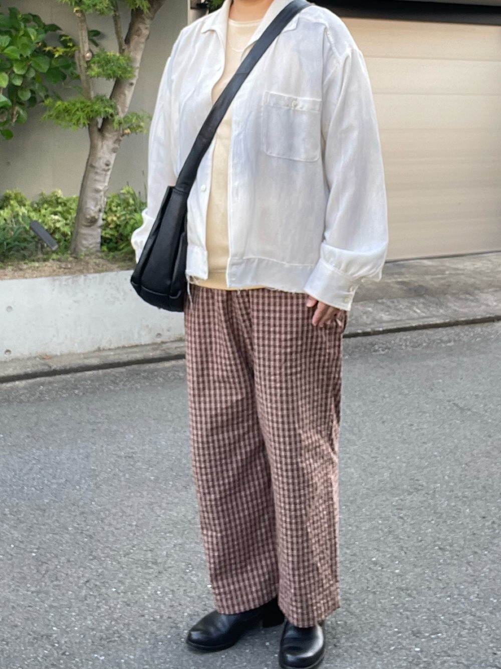 「春コーデ、ancellm、ジャケット、Olde Homesteader、Tシャツ、アンダーシャツ、rakines、チェックパンツ、post production、レザーシューズ、CAMPER、バッグ、LAVER、ネックレス」｜「rakinesのアイテム（パンツ、ブラウン系）」を使った、SPADE25さん（レディース・167cm）の春コーディネートの1枚目の写真