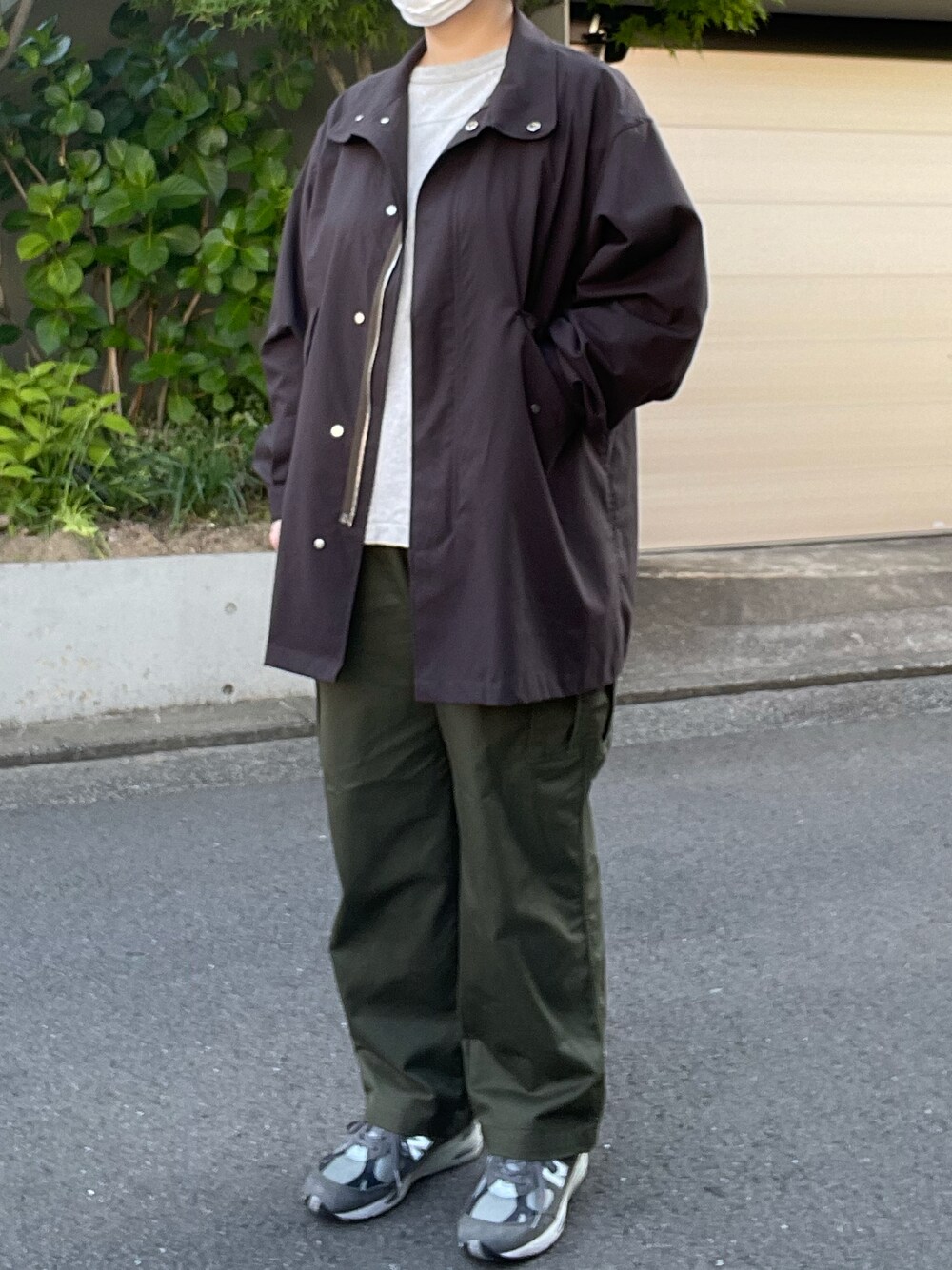 「MARKAWARE、ショートモッズ、COMOLI、フットボールTシャツ、THE NORTH FACE PURPLE LABEL、カーゴパンツ、New Balance、991」｜「markawareのアイテム（モッズコート、ブラウン系）」を使った、SPADE25さん（レディース・167cm）の春コーディネートの1枚目の写真