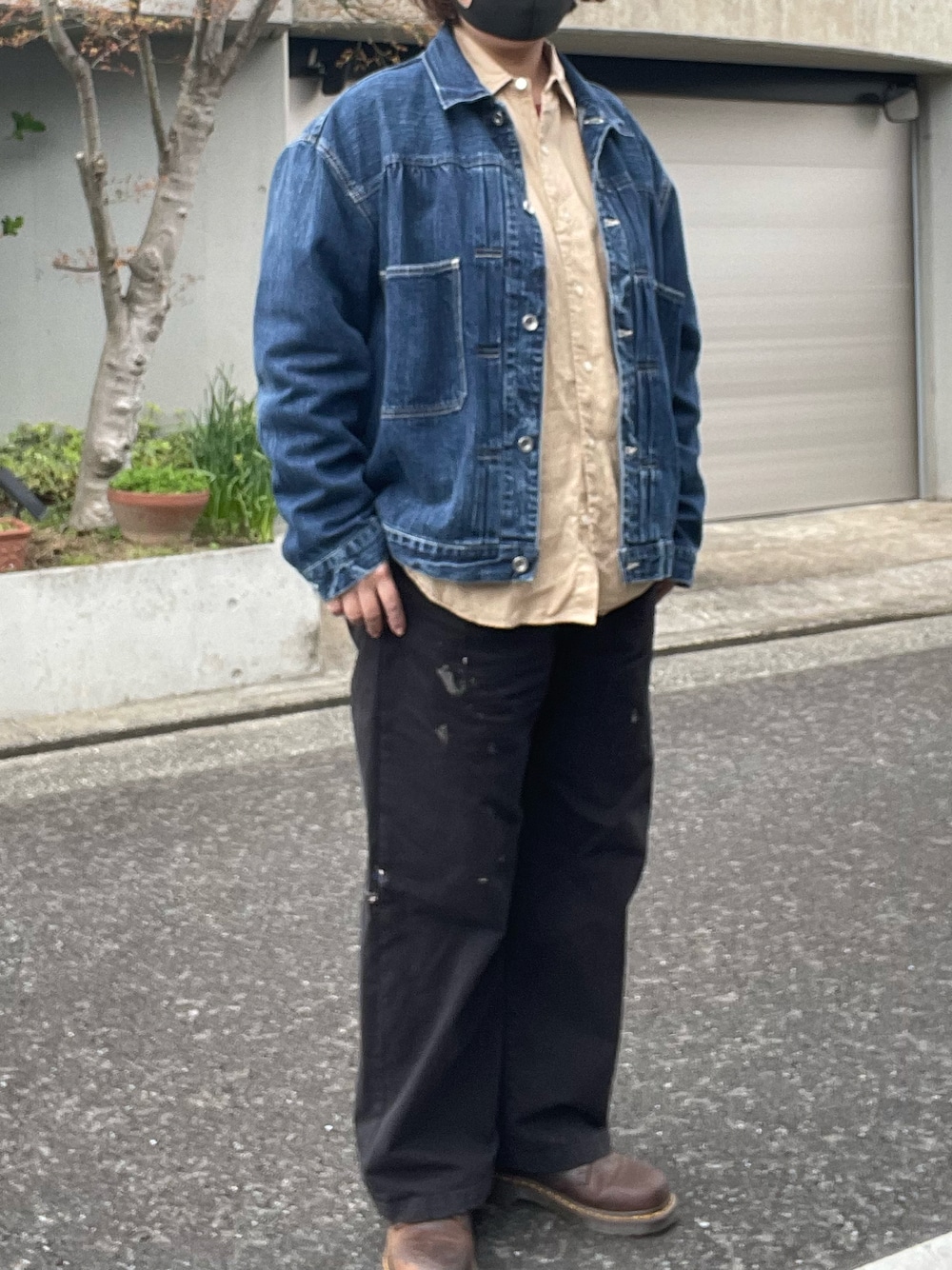 「春コーデ、Porter Classic、デニムジャケット、ロールアップシャツ、リネンシャツ、ancellm、チノパン、Dr.Martens、3ホール」｜「ancellmのアイテム（チノパンツ、ブラック系）」を使った、SPADE25さん（レディース・167cm）の春コーディネートの1枚目の写真