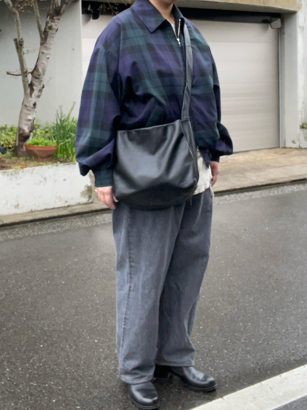 「春コーデ、MARKAWARE、スポーツジャケット、CIOTA、ワイドテーパードデニム、ancellm、サーマルカットソー、post production、レザーシューズ、CAMPER、レザーバッグ、mayumimurasawa、リング」｜「CIOTAのCIOTA / シオタ：グレー スビンコットン 13,5oz ワイドテーパードデニム：NPTM-6RF-MGR[STD]（デニムパンツ、グレー系）」を使った、SPADE25さん（レディース・167cm）の春コーディネートの1枚目の写真
