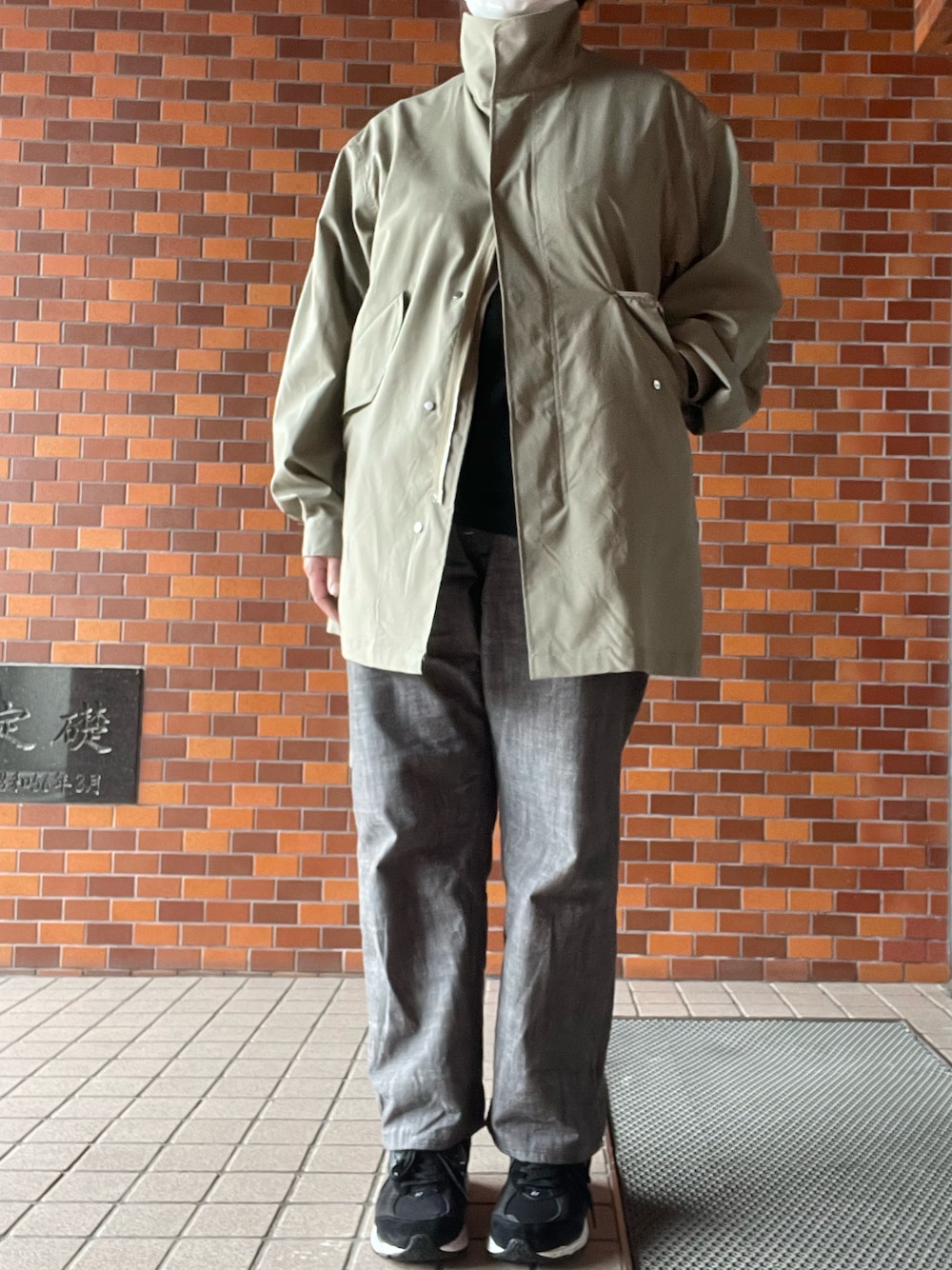 「春アウター、MARKAWARE、ショートモッズ、mittan、シルクT、POST O’ALLS、ペインターパンツ、New Balance、2002R」｜「POST O'ALLSのアイテム（カーゴパンツ、グレー系）」を使った、SPADE25さん（レディース・167cm）の春コーディネートの1枚目の写真
