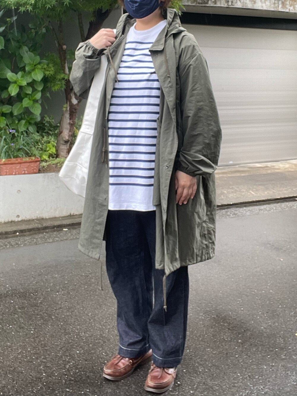 「雨の日コーデ、Porter Classic、モッズコート、blurhmsROOTSTOCK、バスクシャツ、ベルテッドデニム、YAECA、メッセンジャーバッグ、Paraboot、デッキシューズ」｜「PORTER CLASSICのアイテム（モッズコート、グリーン系）」を使った、SPADE25さん（レディース・167cm）の春コーディネートの1枚目の写真