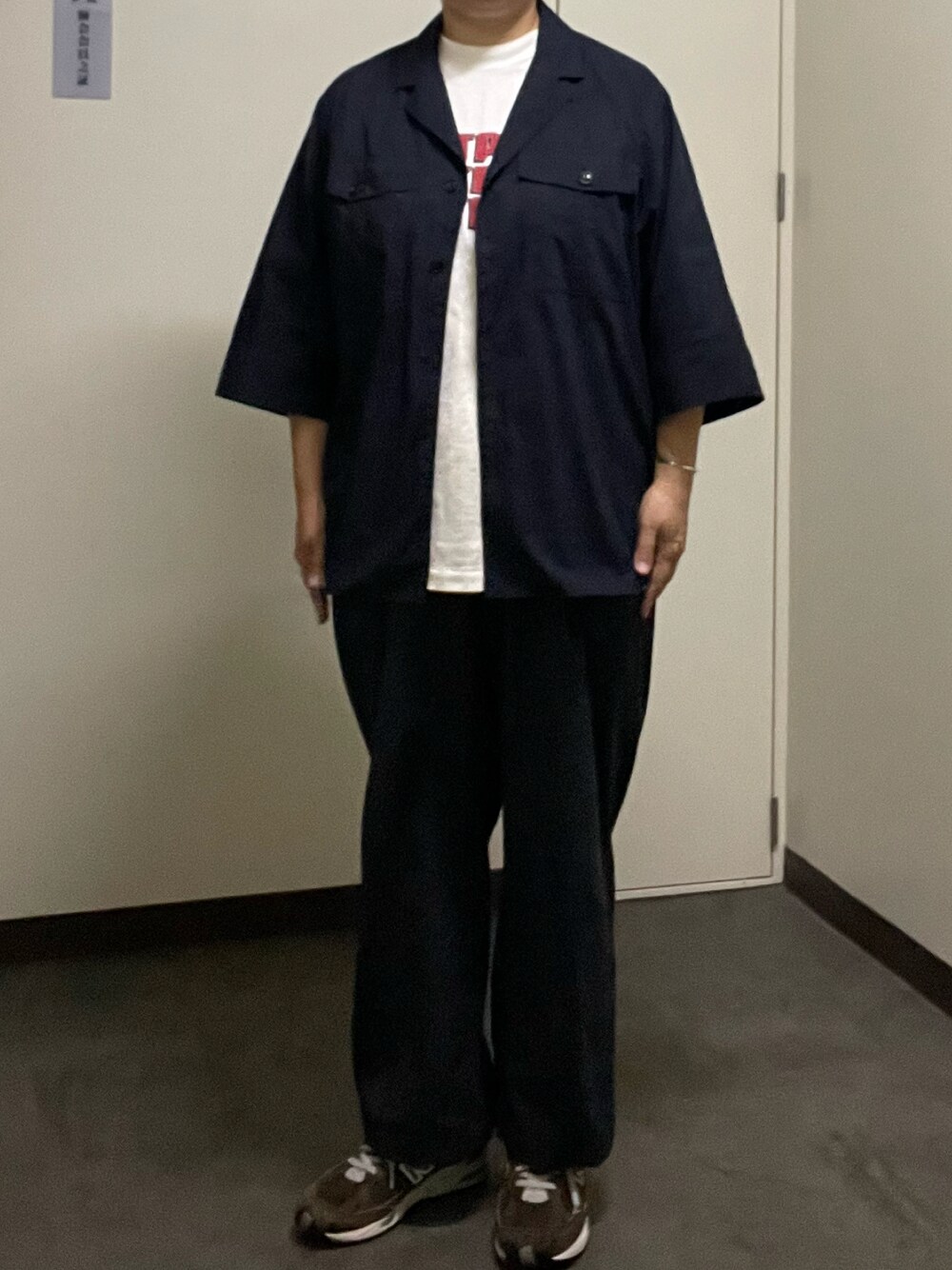 「雨の日コーデ、rakines、七分袖シャツ、blurhmsROOTSTOCK、blurhms、ロゴT、neat、チノパン、New Balance、991、ネイビーコーデ」｜「RAKINESのアイテム（シャツ/ブラウス、ブルー系）」を使った、SPADE25さん（レディース・167cm）の秋コーディネートの1枚目の写真