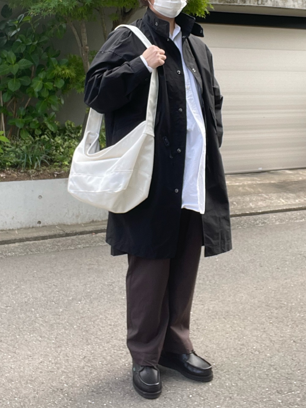 「休日スタイル、春コーデ、キレイめカジュアル、MARKAWARE、モッズコート、M-65、ウールパンツ、COMOLI、バンドカラーシャツ、YAECA、メッセンジャーバッグ、Paraboot、チロリアンシューズ」｜「markaのmarka / マーカ：MODS COAT - organic cotton × bratac silk taffeta -：M23A-03CO01C[COR]（モッズコート、ブラック系）」を使った、SPADE25さん（レディース・167cm）の春コーディネートの1枚目の写真