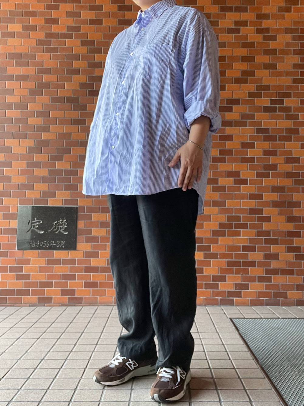 「graphpaper、ストライプシャツ、オーバーサイズシャツ、MARKAWARE、リネンパンツ、Adawat’n Tuareg、バングル、New Balance、991」｜「markawareのMARKAWARE CLASSIC FIT EASY PANTS A23A-17PT01C（その他パンツ、ブラック系）」を使った、SPADE25さん（レディース・167cm）の夏コーディネートの1枚目の写真