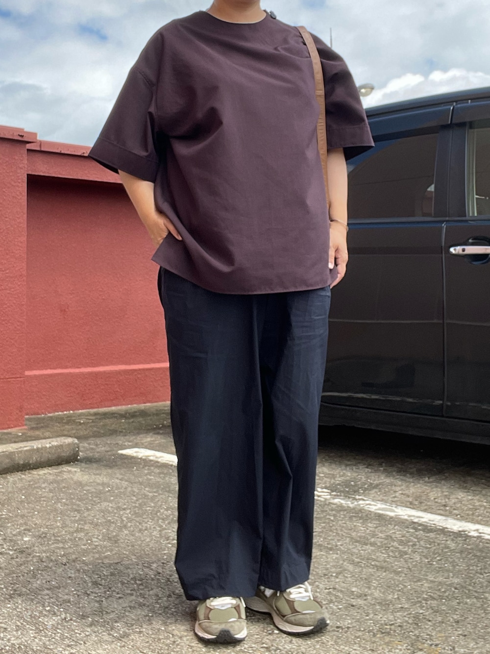 「夏コーデ、THE RERACS、プルオーバー、マルーン、rakines、ワイドパンツ、Hender Scheme、レザーバッグ、ショルダーバッグ、New Balance、2002R」｜「RAKINESのアイテム（スラックス、ブルー系）」を使った、SPADE25さん（レディース・167cm）の夏コーディネートの1枚目の写真