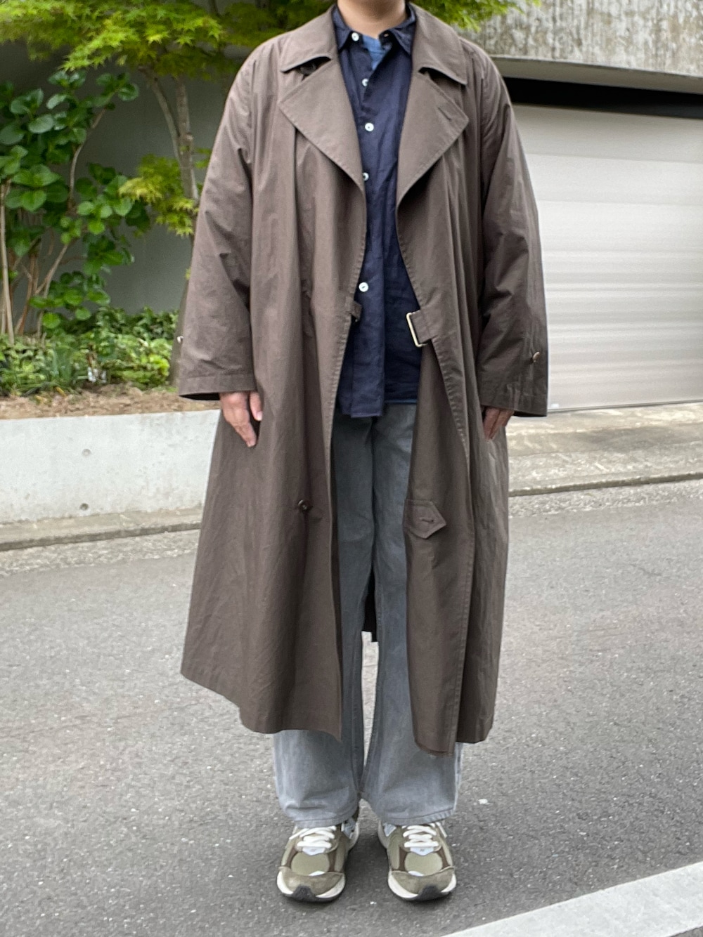 「お出かけコーデ、CIOTA、タイロッケンコート、ワイドテーパードデニム、Porter Classic、ロールアップシャツ、loopwheeler、Tシャツ、New Balance、2002R」｜「CIOTAのCIOTA / シオタ：インディゴ スビンコットン 13,5oz ワイドテーパードデニム：NPTM-6RF-LGR[STD]（デニムパンツ、グレー系）」を使った、SPADE25さん（レディース・167cm）の春コーディネートの1枚目の写真