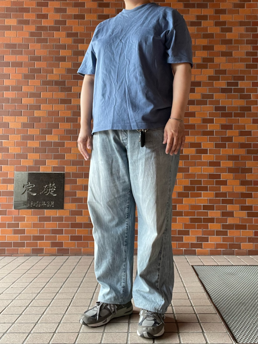 「夏コーデ、シンプルコーデ、カジュアルコーデ、loopwheeler、ブルーTシャツ、COMOLI、ブリーチデニム、New Balance、991、Adawat’n Tuareg、バングル」｜「COMOLIのアイテム（デニムパンツ、ブルー系）」を使った、SPADE25さん（レディース・167cm）の夏コーディネートの1枚目の写真