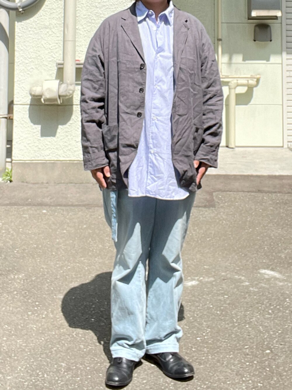 「colina、ジャケット、graphpaper、オーバーサイズシャツ、ストライプシャツ、SEEALL、CIOTA、ベルテッドデニム、PETROSOLAUM、レザーシューズ」｜「SEEALLのSEEALL×CIOTA（デニムパンツ、ブルー系）」を使った、SPADE25さん（レディース・167cm）の春コーディネートの1枚目の写真