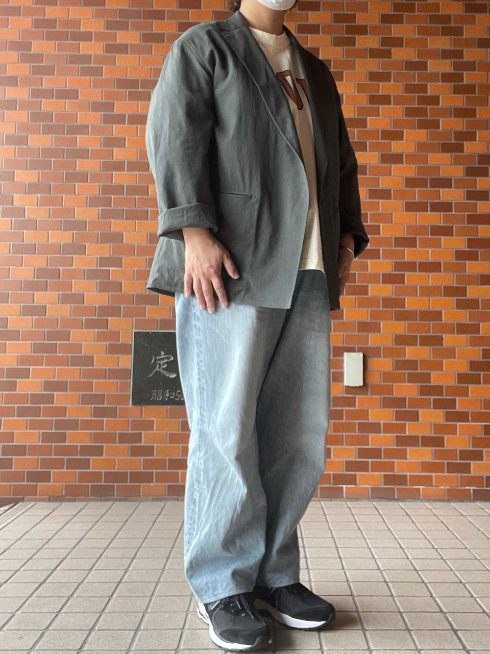 「blurhms、カーディガンジャケット、blurhmsROOTSTOCK、カレッジTEE、COMOLI、ブリーチデニム、New Balance、2002R、Adawat’n Tuareg、バングル」｜「COMOLIのアイテム（デニムパンツ、ブルー系）」を使った、SPADE25さん（レディース・167cm）の春コーディネートの1枚目の写真