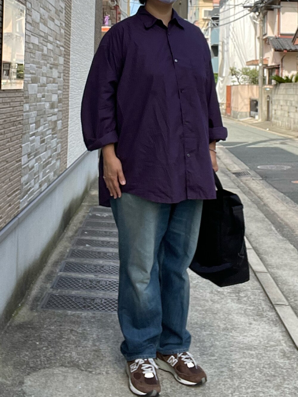 「秋服まるっと大公開、graphpaper、オーバーサイズシャツ、パープル、デニムパンツ、New Balance、991、Porter Classic、2WAYﾊﾞｯｸﾞ、Adawat’n Tuareg、mayumimurasawa、リング」｜「Graphpaperのアイテム（デニムパンツ、ブルー系）」を使った、SPADE25さん（レディース・167cm）の秋コーディネートの1枚目の写真