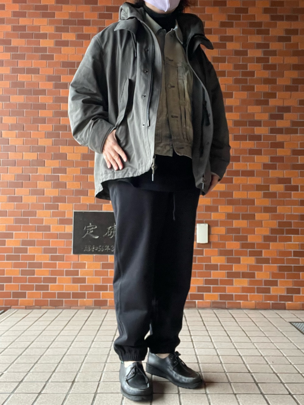 「冬コーデ、THE RERACS、ショートモッズ、ancellm、デニムジャケット、Porter Classic、サーマルカットソー、MARKAWARE、スウェットパンツ、KAPTAIN SUNSHINE、Paraboot、デッキシューズ、mayumimurasawa、リング」｜「markawareのGYM PANTS（スウェットパンツ、ブラック系）」を使った、SPADE25さん（レディース・167cm）の冬コーディネートの1枚目の写真