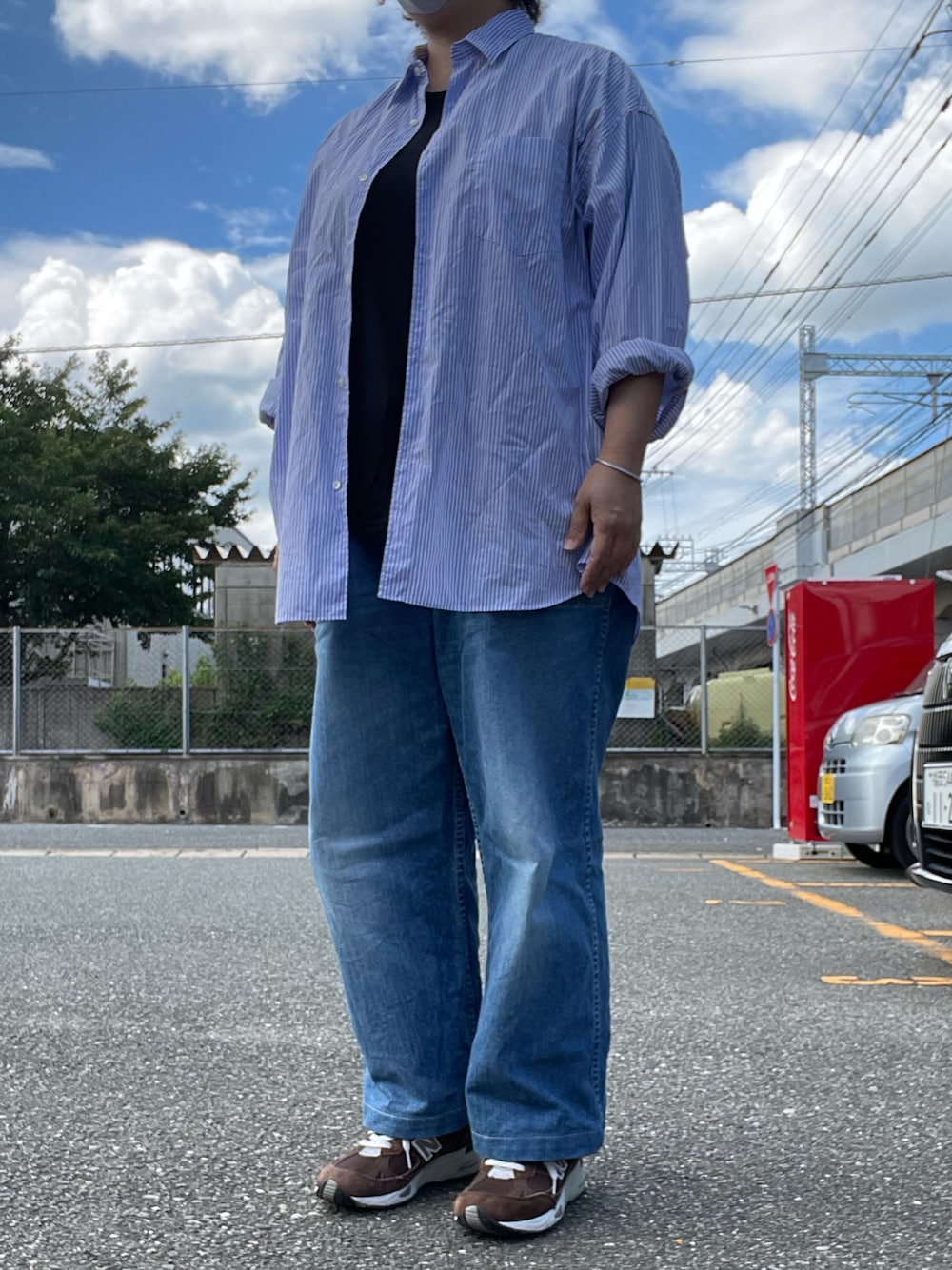 「夏コーデ、graphpaper、オーバーサイズシャツ、ストライプシャツ、colina、ウールTシャツ、CIOTA、ベイカーデニム、ベイカーパンツ、デニムパンツ、New Balance、991、Adawat’n Tuareg、バングル」｜「Graphpaperのアイテム（シャツ/ブラウス、パープル系）」を使った、SPADE25さん（レディース・167cm）の夏コーディネートの1枚目の写真