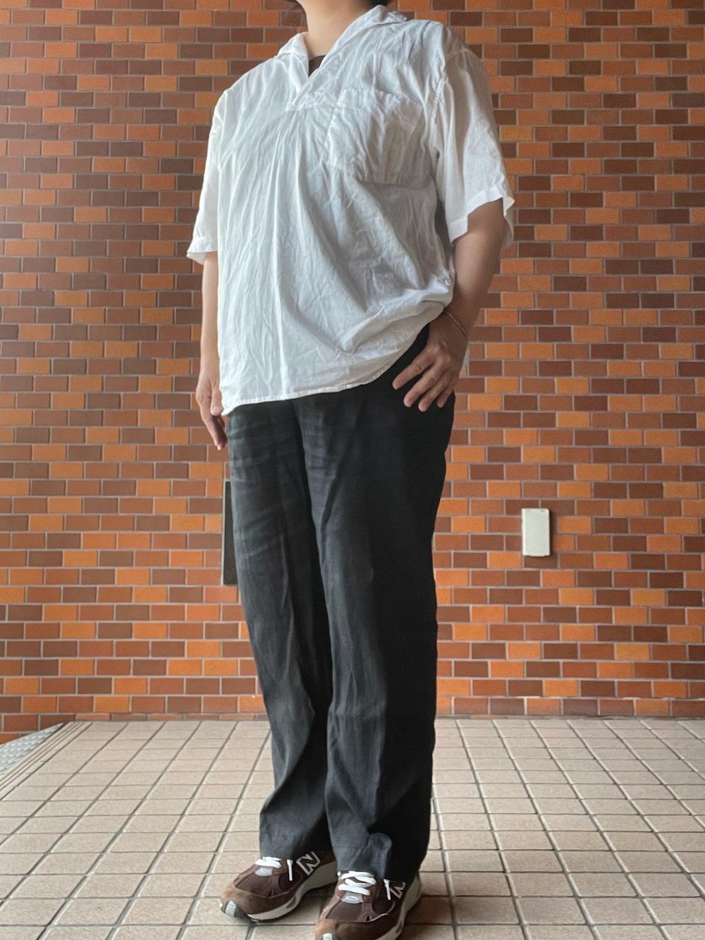 「夏コーデ、モノトーンコーデ、シンプルコーデ、COMOLI、スキッパーシャツ、MARKAWARE、リネンパンツ、Adawat’n Tuareg、バングル、New Balance、991」｜「markawareのMARKAWARE CLASSIC FIT EASY PANTS A23A-17PT01C（その他パンツ、ブラック系）」を使った、SPADE25さん（レディース・167cm）の夏コーディネートの1枚目の写真