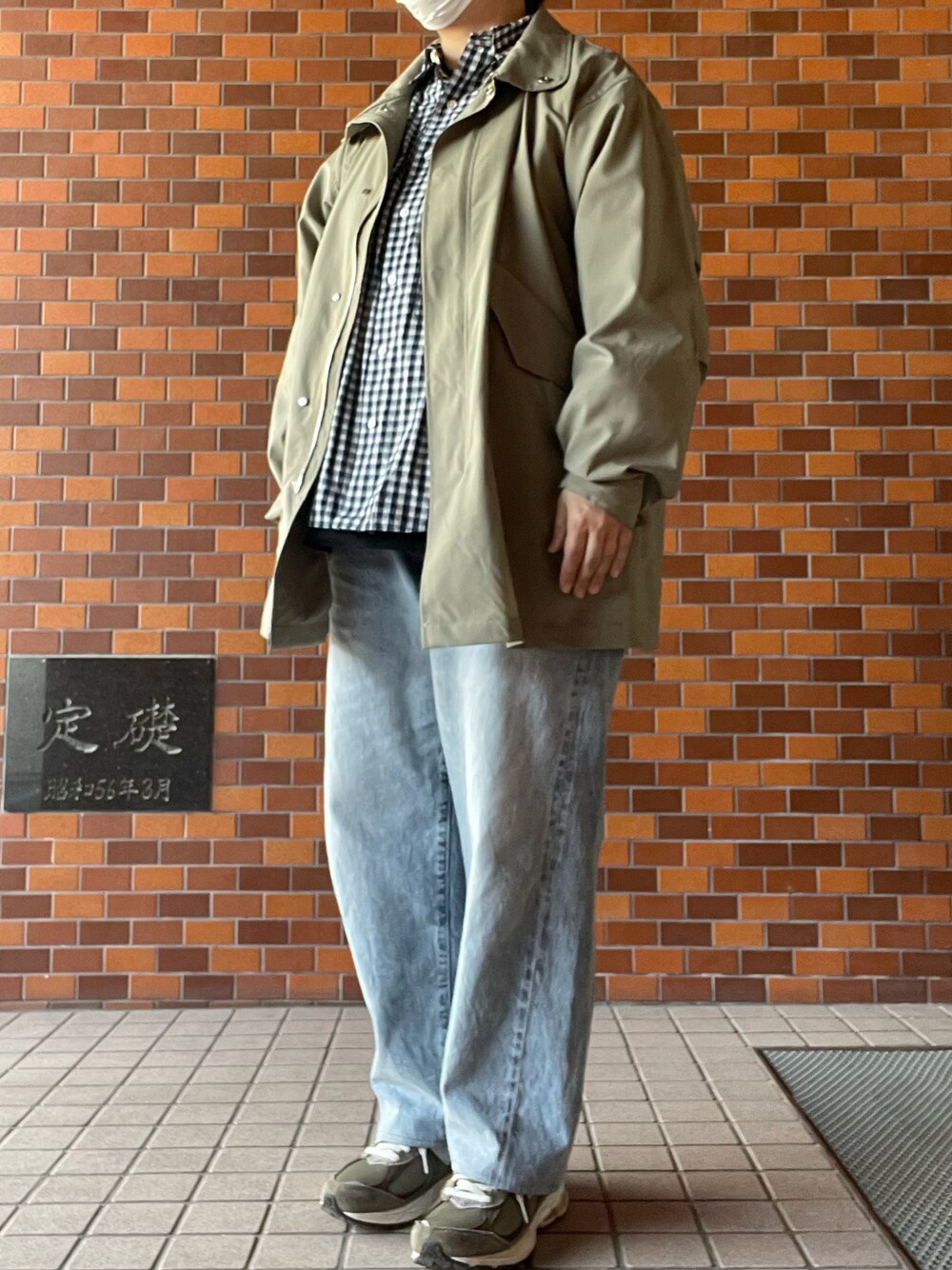 「オトナカジュアル、春コーデ、カーキコーデ、MARKAWARE、ショートモッズ、Porter Classic、ロールアップシャツ、ギンガムチェック、COMOLI、ブリーチデニム、New Balance、2002R」｜「markawareのアイテム（モッズコート、グリーン系）」を使った、SPADE25さん（レディース・167cm）の春コーディネートの1枚目の写真