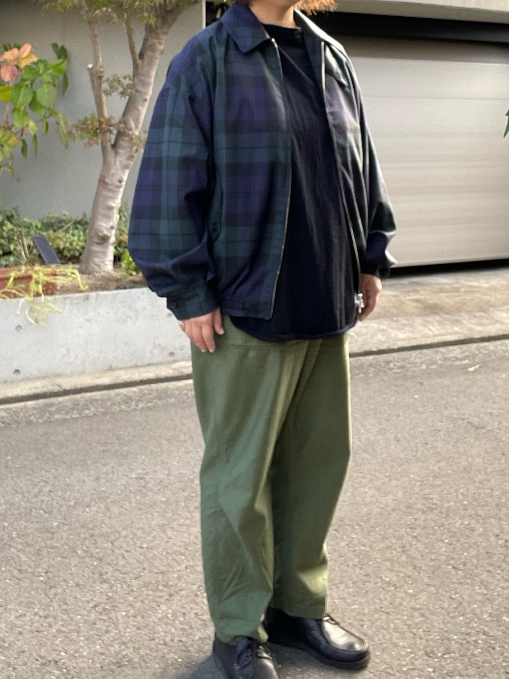 「ファッションを楽しもう、秋冬コーデ、MARKAWARE、スポーツジャケット、blurhms、ベースボールT、CIOTA、ベイカーパンツ、Paraboot、KAPTAIN SUNSHINE、デッキシューズ、mayumimurasawa、リング」｜「Kaptain Sunshineのアイテム（モカシン/デッキシューズ、ブラック系）」を使った、SPADE25さん（レディース・167cm）の秋コーディネートの1枚目の写真