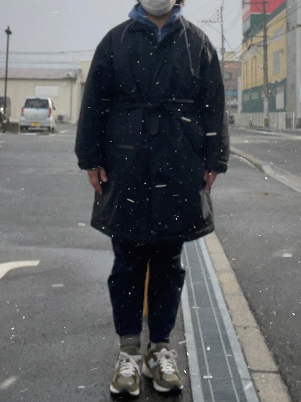「Porter Classic、ナイロンコート、loopwheeler、ジップパーカ、スウェットパンツ、New Balance、2002R」｜「PORTER CLASSICのアイテム（ダウンジャケット/コート、ブラック系）」を使った、SPADE25さん（レディース・167cm）の冬コーディネートの1枚目の写真
