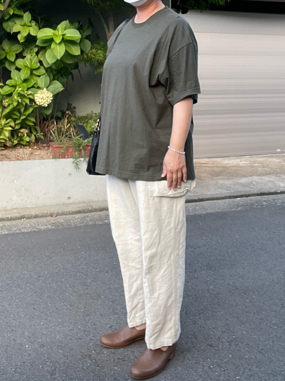 「大人カジュアル、夏コーデ、AUBETT、Tシャツ、HEUGN、リネンパンツ、白パンツ、カーゴパンツ、Garden of Eden、ブレスレット、PETROSOLAUM、カンフーシューズ、レザーシューズ、SLOW、レザーバッグ」｜「HEUGNのアイテム（カーゴパンツ、ホワイト系）」を使った、SPADE25さん（レディース・167cm）の夏コーディネートの1枚目の写真
