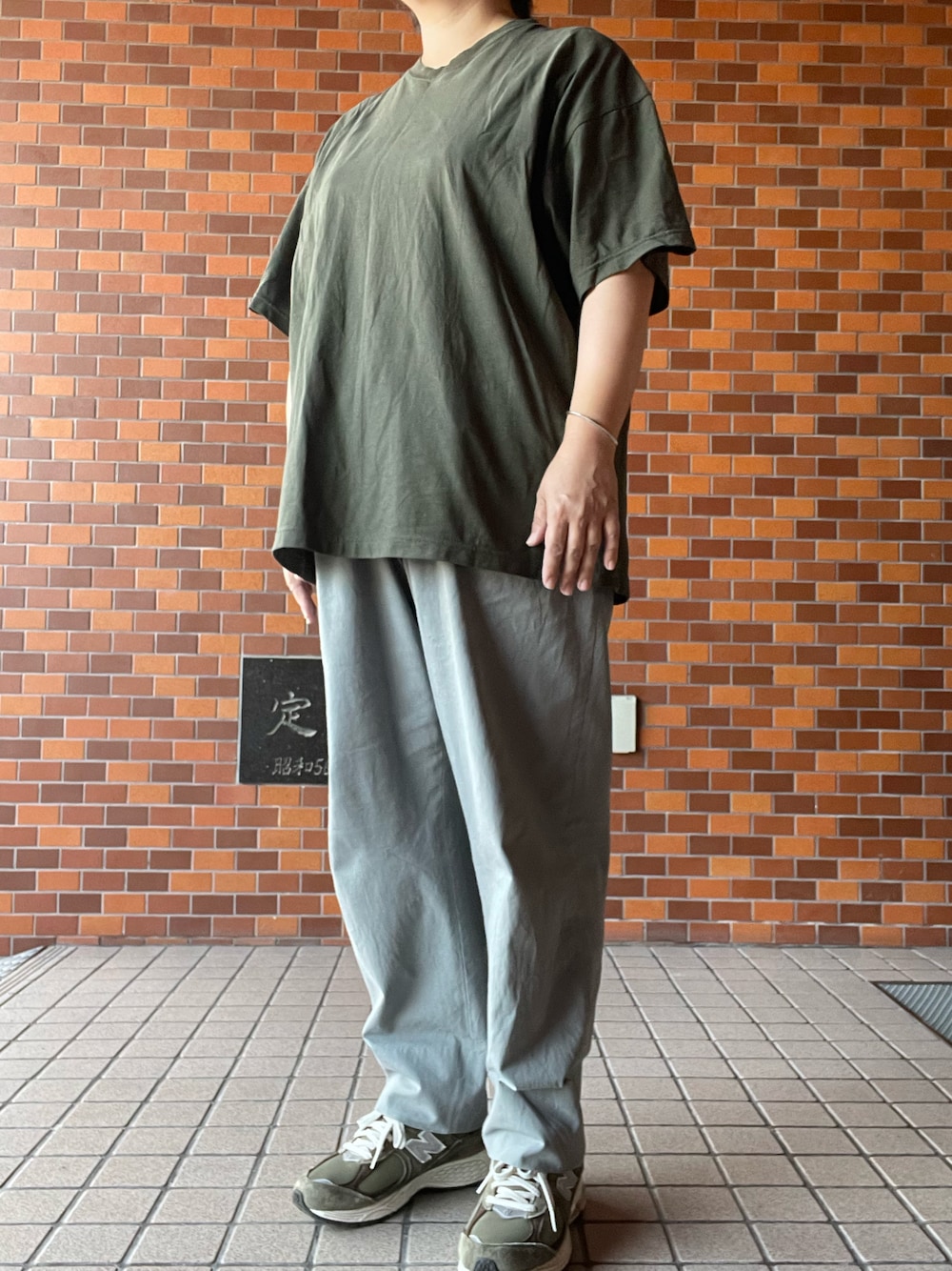 「夏コーデ、AUBETT、Tシャツ、HEUGN、チノパン、New Balance、2002R、Adawat’n Tuareg、バングル、カーキコーデ」｜「HEUGNのアイテム（チノパンツ、グリーン系）」を使った、SPADE25さん（レディース・167cm）の夏コーディネートの1枚目の写真