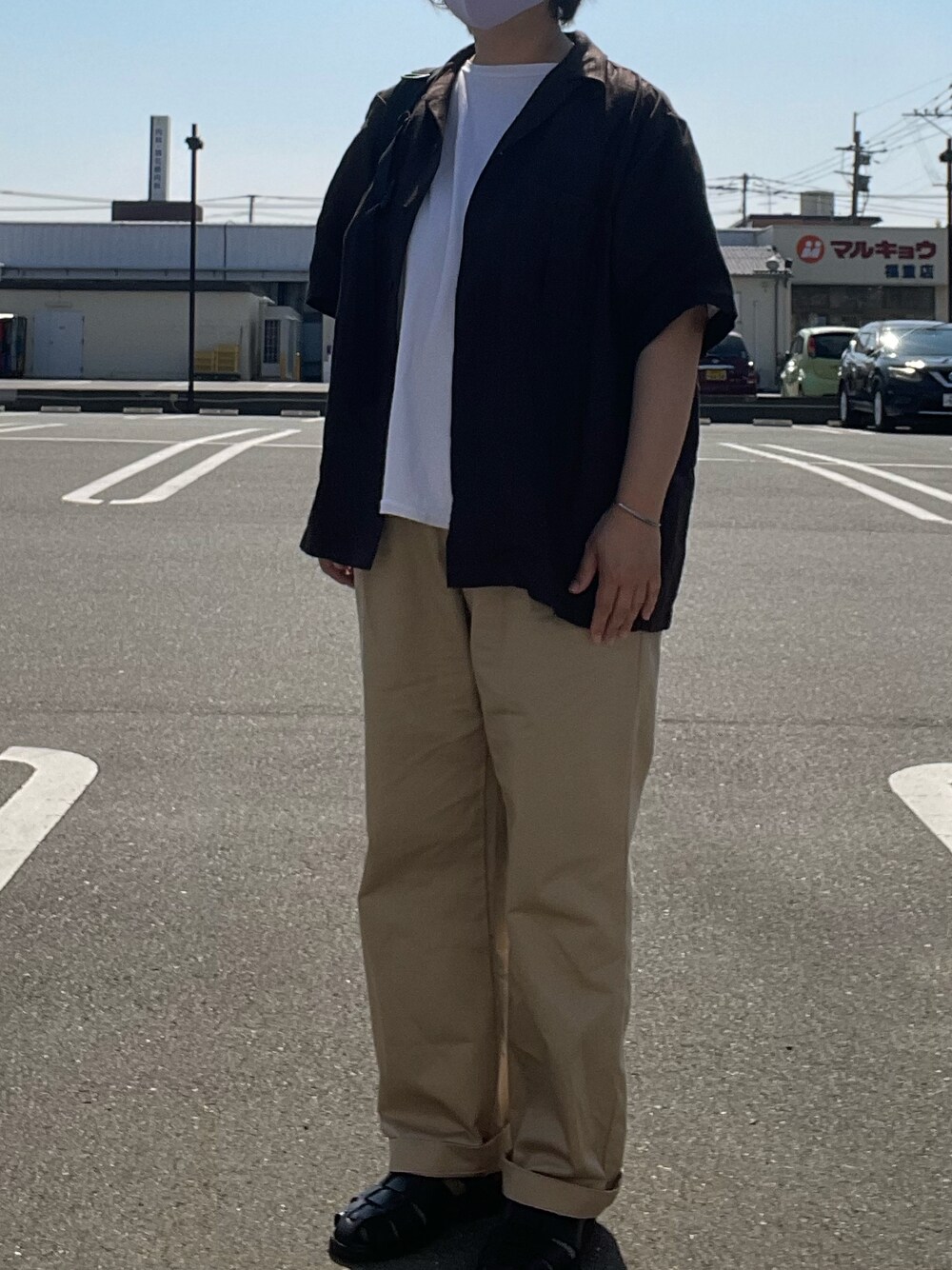 ブラウン系のシャツ/ブラウス、ベージュ系のチノパンツ、ホワイト系のTシャツ/カットソーを着用したレディースの夏コーディネートの1枚目の写真