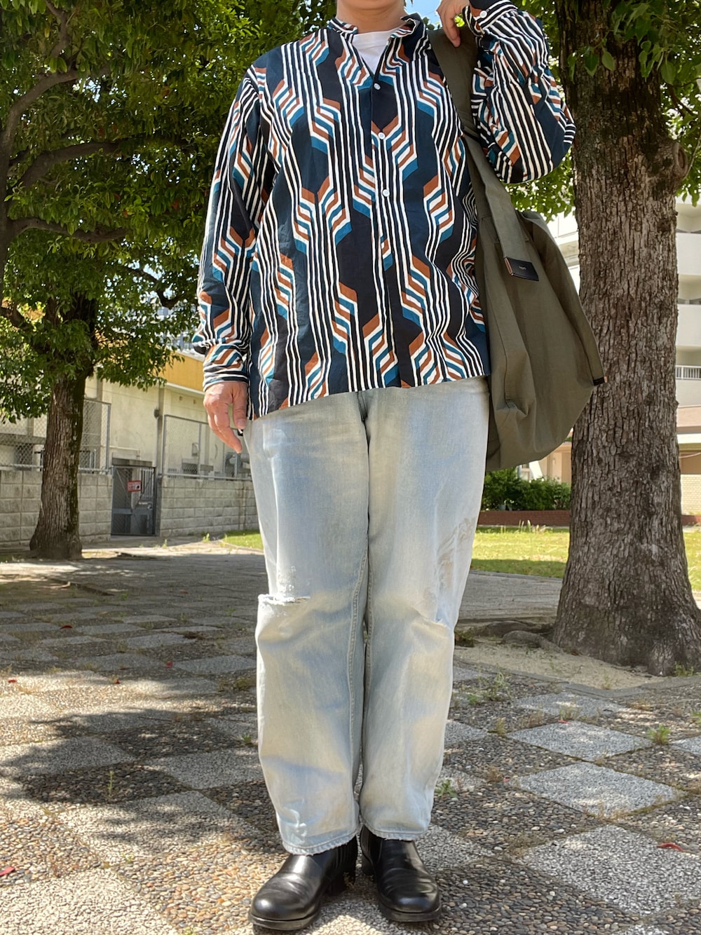 「HEUGN、バンドカラーシャツ、ATON、白Tシャツ、ancellm、ダメージデニムパンツ、texnh、ニュースペーパーバッグ、PETROSOLAUM、サイドゴアブーツ」｜「ancellmのアイテム（デニムパンツ、ブルー系）」を使った、SPADE25さん（レディース・167cm）の夏コーディネートの1枚目の写真