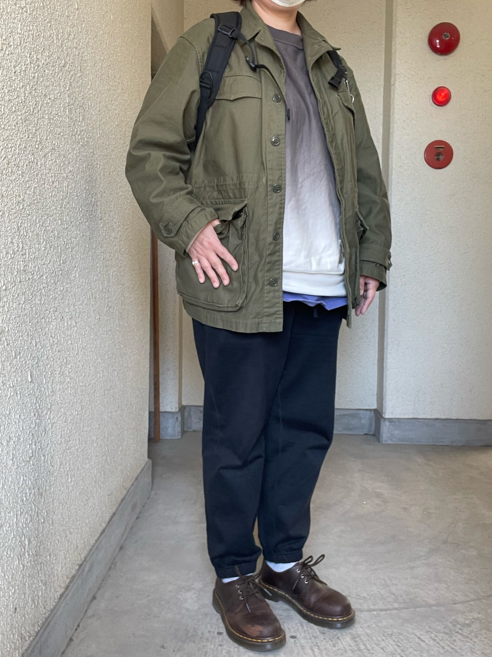 「春コーデ、marka、ミリタリージャケット、スウェットパンツ、blurhms、ライトスウェット、ancellm、ロンT、Dr.Martens、3ホール、mayumimurasawa、リング、BAICYCLON、バックパック」｜「markawareのGYM PANTS（スウェットパンツ、ブラック系）」を使った、SPADE25さん（レディース・167cm）の春コーディネートの1枚目の写真