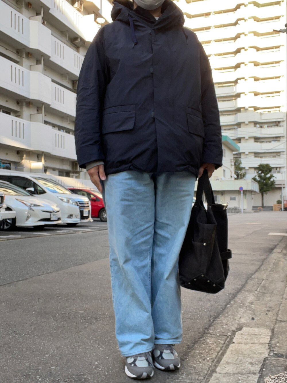 「秋冬コーデ、TEATORA、ナイロンパーカー、loopwheeler、スウェット、CIOTA、デニム、ライトブルー、New Balance、991、YAECA、ツールバッグ」｜「TEATORAのネイビー　DUAL POINT（ナイロンジャケット、ブルー系）」を使った、SPADE25さん（レディース・167cm）の冬コーディネートの1枚目の写真