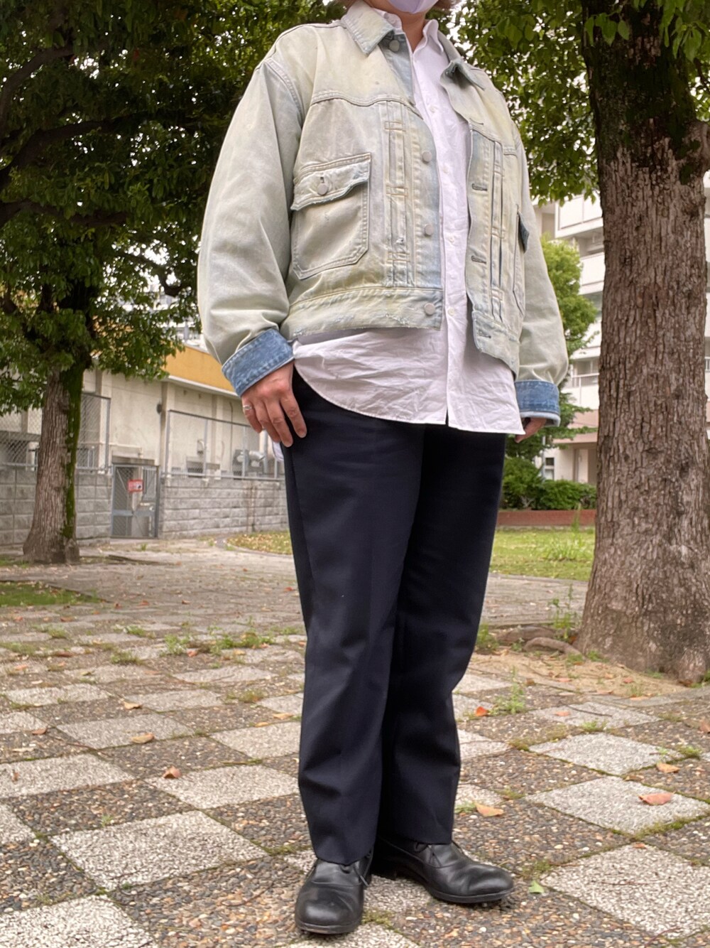 「春コーデ、ancellm、デニムジャケット、COMOLI、白シャツ、HEUGN、スラックス、PETROSOLAUM、レザーシューズ」｜「HEUGNのアイテム（スラックス、ブルー系）」を使った、SPADE25さん（レディース・167cm）の春コーディネートの1枚目の写真