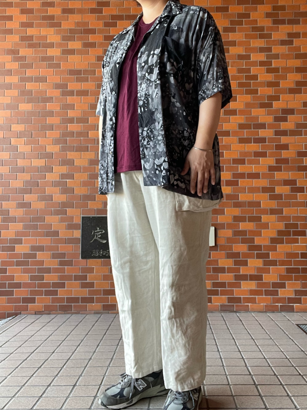 「夏コーデ、Porter Classic、アロハシャツ、colina、ウールTシャツ、HEUGN、リネンパンツ、Adawat’n Tuareg、バングル、New Balance、991」｜「HEUGNのアイテム（カーゴパンツ、ホワイト系）」を使った、SPADE25さん（レディース・167cm）の夏コーディネートの1枚目の写真