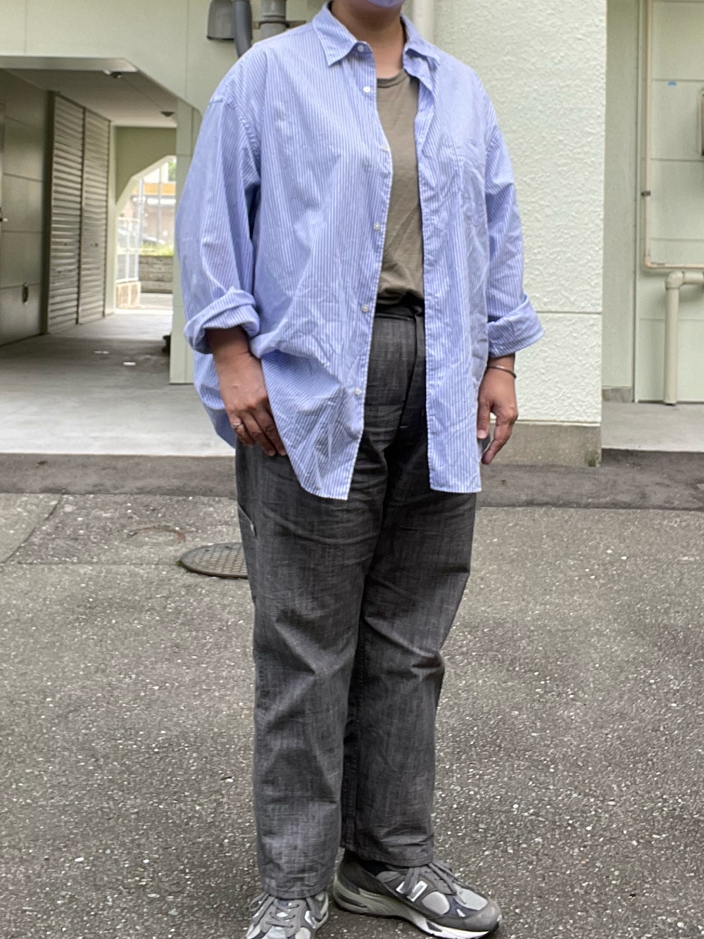 「オトナカジュアル、graphpaper、オーバーサイズシャツ、ストライプシャツ、colina、ウールTシャツ、POST O’ALLS、ペインターパンツ、New Balance、991、mayumimurasawa、リング、Adawat’n Tuareg、バングル」｜「POST O'ALLSのアイテム（カーゴパンツ、グレー系）」を使った、SPADE25さん（レディース・167cm）の秋コーディネートの1枚目の写真