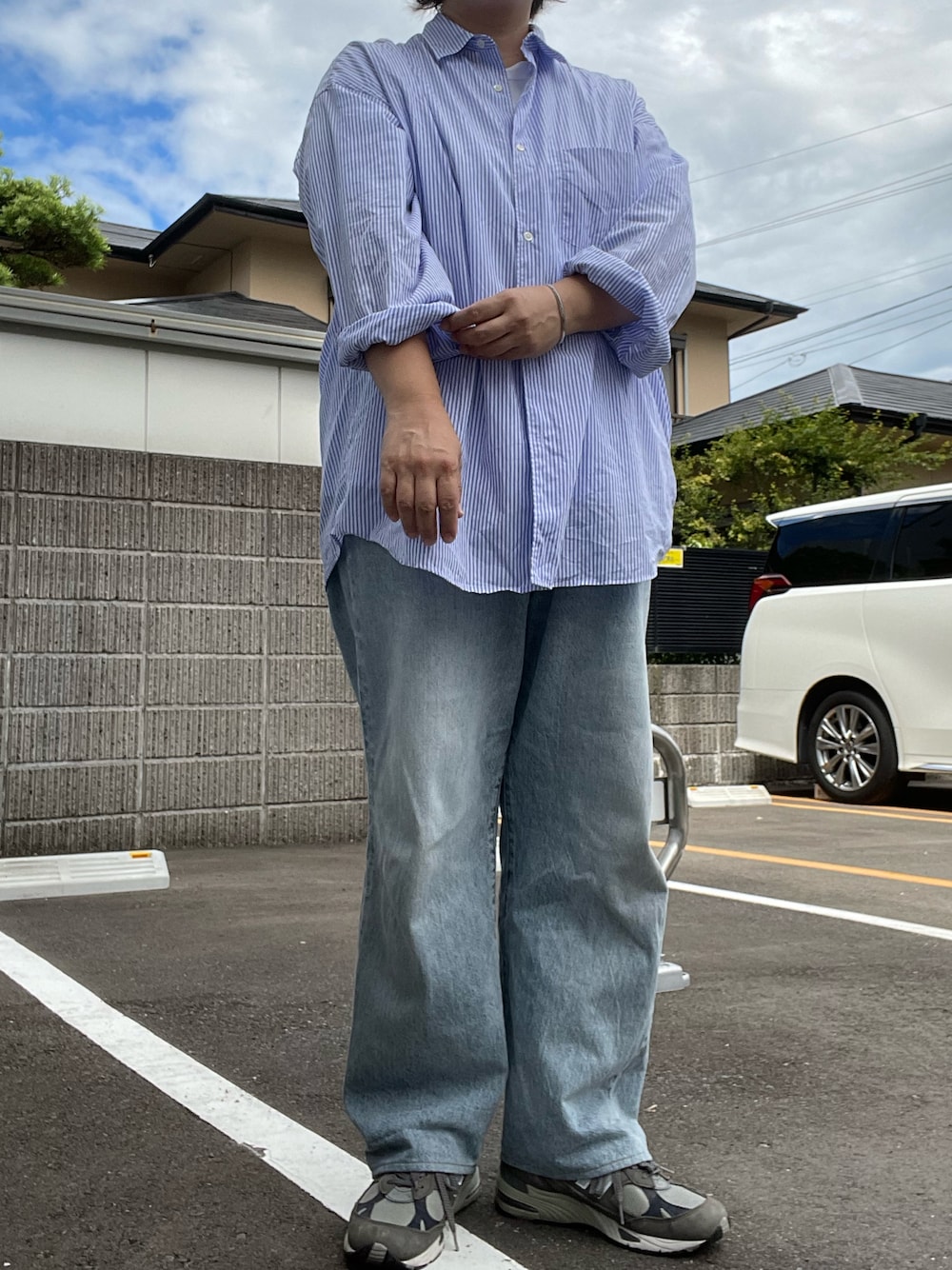 「夏コーデ、graphpaper、オーバーサイズシャツ、ストライプシャツ、ATON、白Tシャツ、COMOLI、ブリーチデニム、Adawat’n Tuareg、バングル、New Balance、991」｜「COMOLIのアイテム（デニムパンツ、ブルー系）」を使った、SPADE25さん（レディース・167cm）の夏コーディネートの1枚目の写真