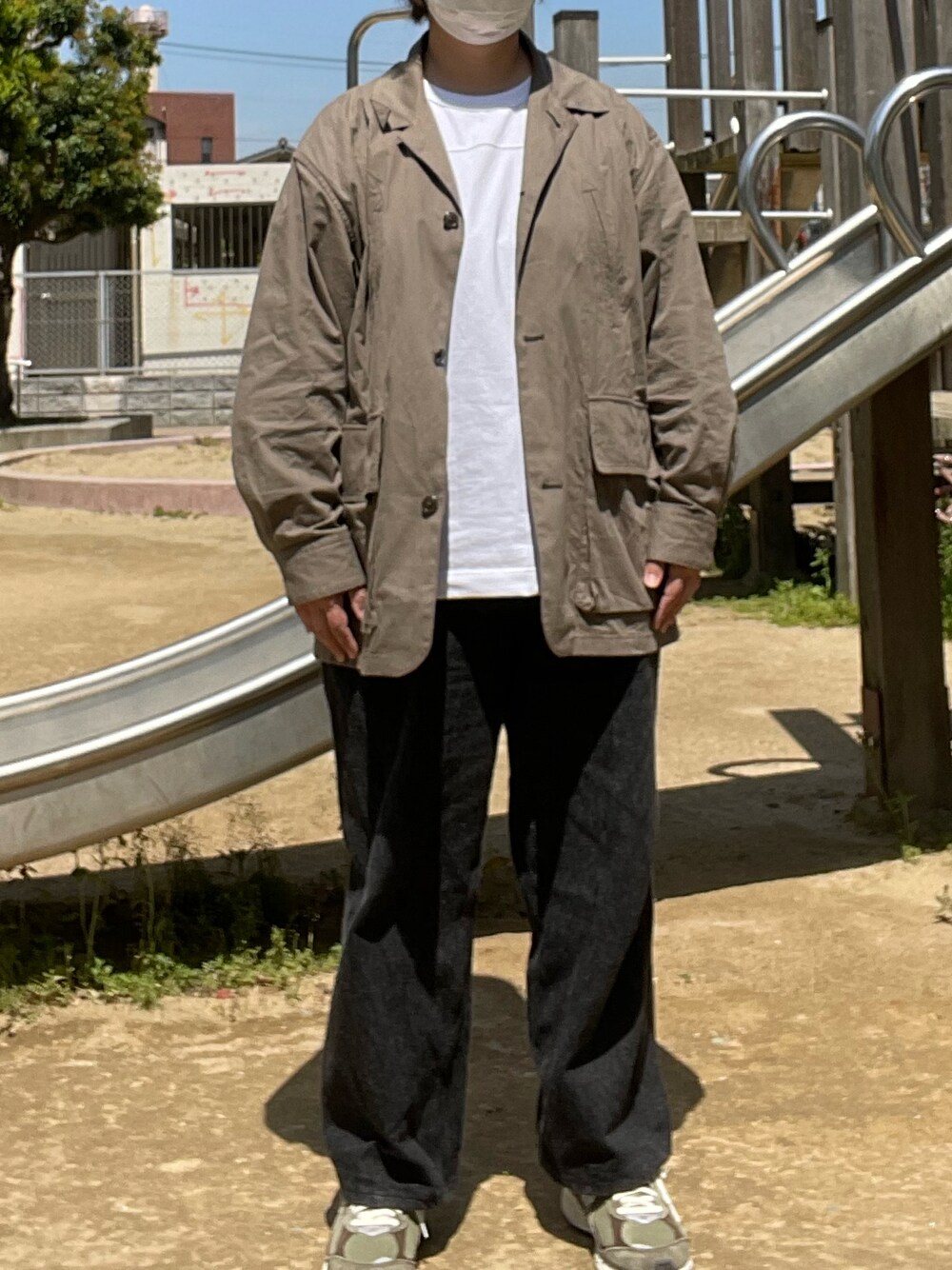 「春コーデ、blurhms、ワークジャケット、alvana、フットボールTシャツ、COMOLI、ベルテッドパンツ、New Balance、2002R」｜「blurhmsのアイテム（カバーオール、ベージュ系）」を使った、SPADE25さん（レディース・167cm）の春コーディネートの1枚目の写真