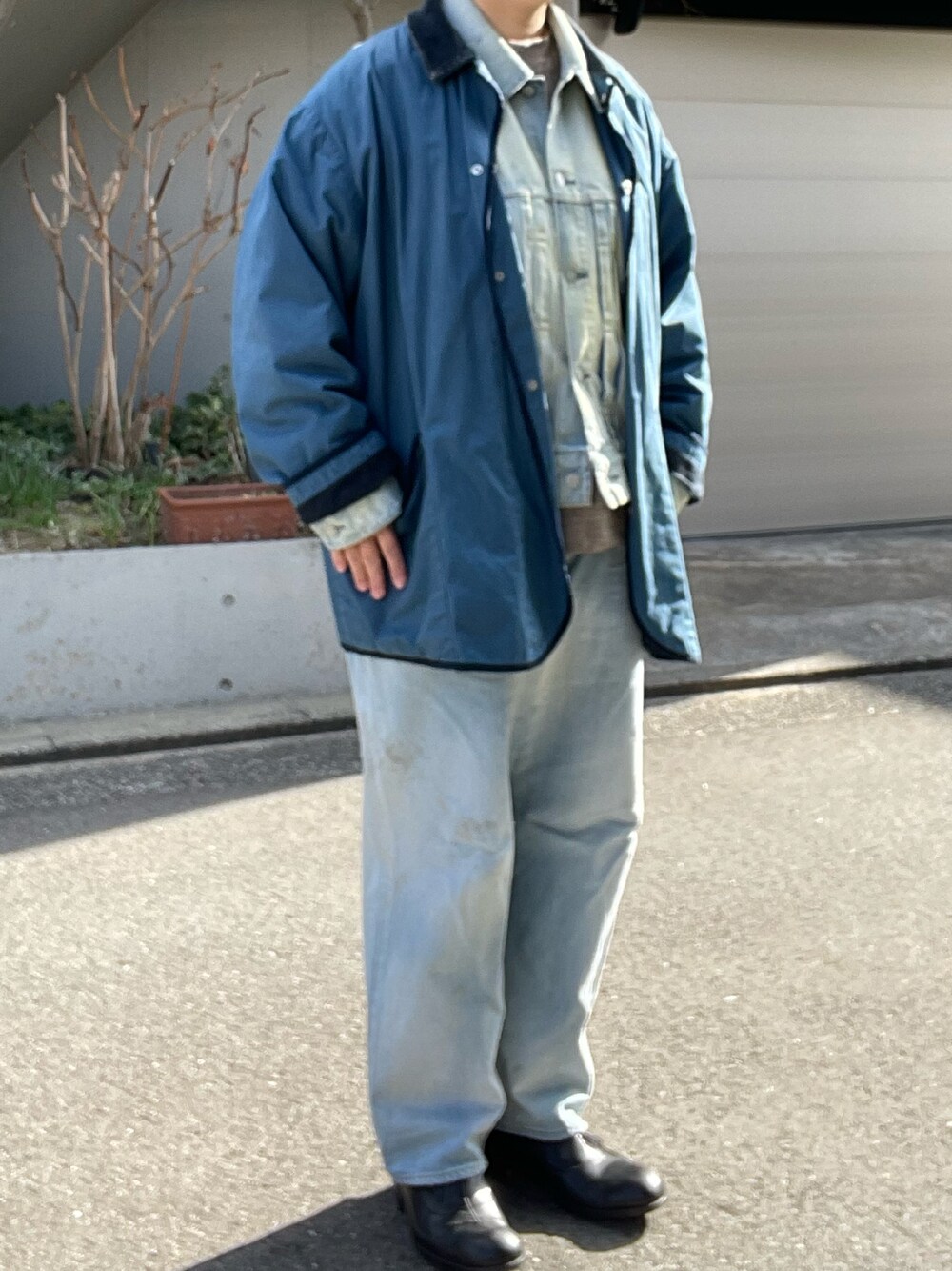 「冬コーデ、Porter Classic、カバーオール、ancellm、デニムジャケット、2nd、デニムパンツ、PETROSOLAUM、レザーシューズ」｜「ancellmのアイテム（デニムパンツ、ブルー系）」を使った、SPADE25さん（レディース・167cm）の冬コーディネートの1枚目の写真