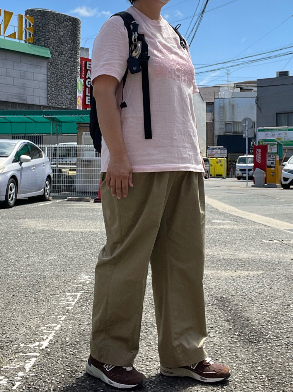 「夏コーデ、loopwheeler、桜色、Tシャツ、neat、チノパン、Hender Scheme、カラビナ、New Balance、991、Gregory、バックパック」｜「NEATのアイテム（チノパンツ、ベージュ系）」を使った、SPADE25さん（レディース・167cm）の夏コーディネートの1枚目の写真