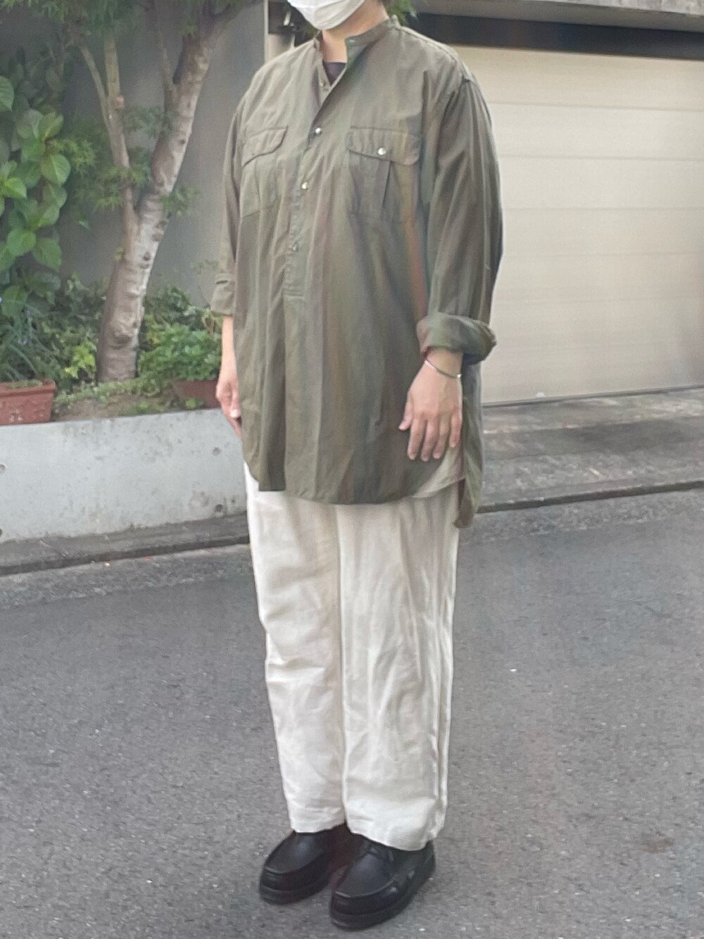 「初夏コーデ、COMOLI、バンドカラーシャツ、mittan、Tシャツ、HEUGN、カーゴパンツ、Adawat’n Tuareg、バングル、Paraboot、チロリアンシューズ」｜「HEUGNのアイテム（カーゴパンツ、ホワイト系）」を使った、SPADE25さん（レディース・167cm）の春コーディネートの1枚目の写真