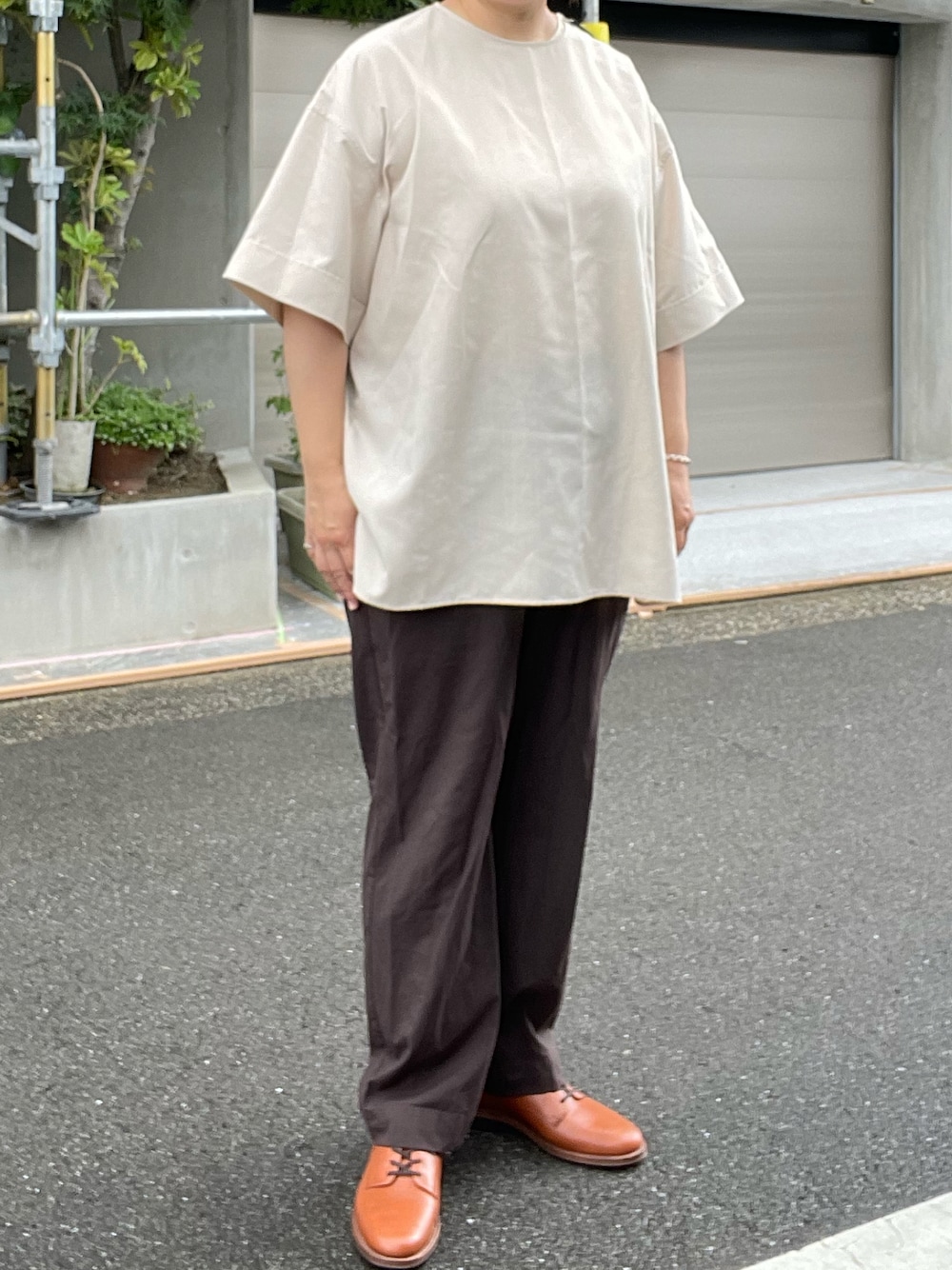 「THE RERACS、プルオーバー、MARKAWARE、ウールパンツ、RollingDubTrio、レザーシューズ、Adawat'n Tuareg、バングル、mayumimurasawa、リング」｜「markawareのアイテム（その他パンツ、ブラウン系）」を使った、SPADE25さん（レディース・167cm）の夏コーディネートの1枚目の写真